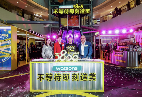 Malina Ngai (2nd from left), CEO of AS Watson (Asia & Europe) and Kulvinder Birring (1st from right), CEO of Watsons China officiate at the opening ceremony